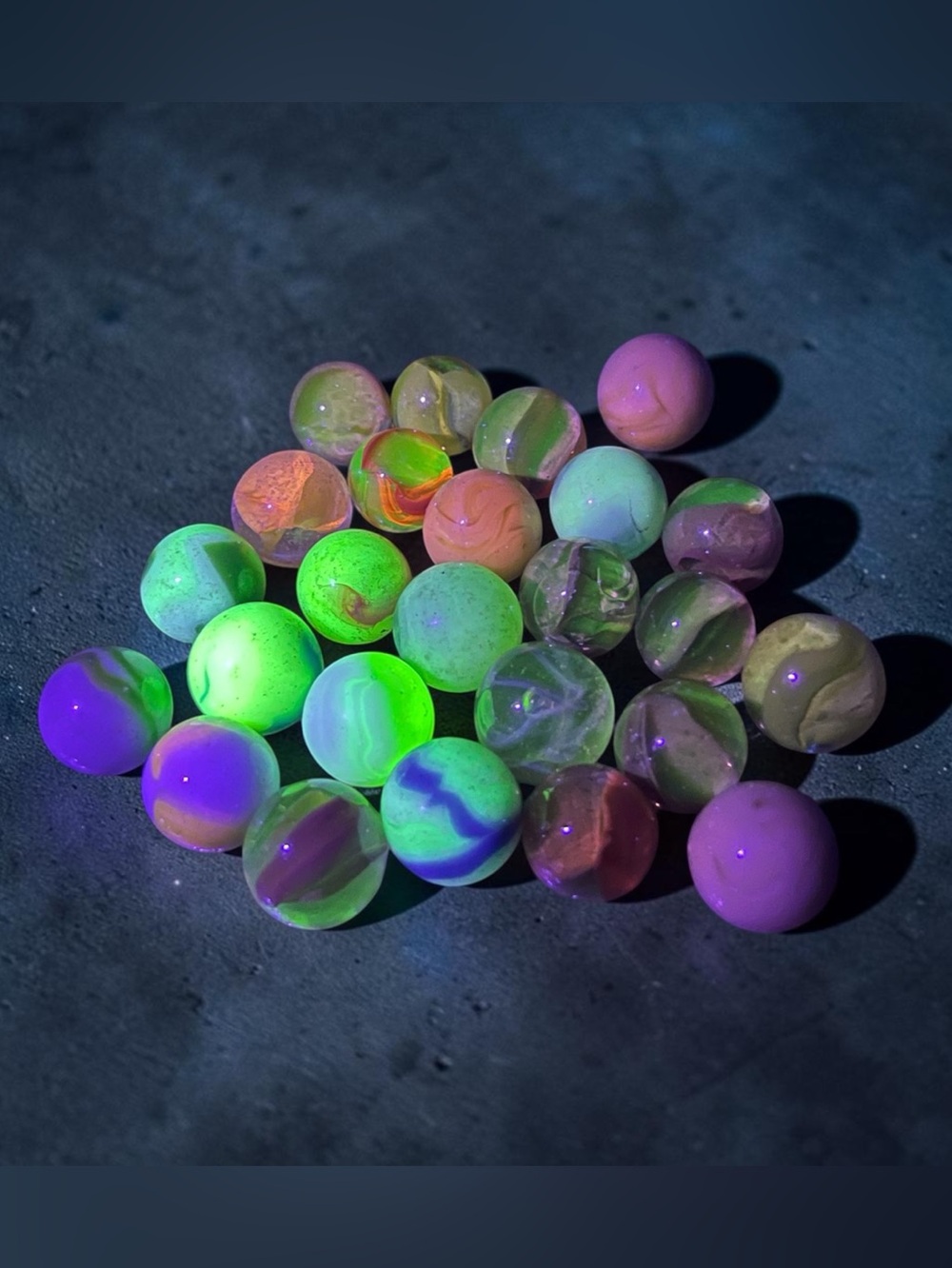 Lot of 25 Vintage uranium glow cat eyes marbles